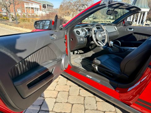 Used 2011 Ford Mustang Shelby GT500 w/ SVT Performance Pkg image 18