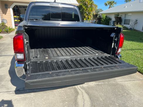 Used 2020 Toyota Tacoma SR5 RWD image 5