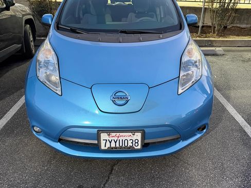 Used 2011 Nissan Leaf SL w/ Eco Design Pkg FWD image 2