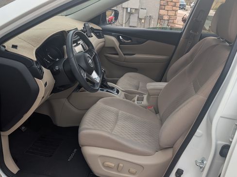 Used 2017 Nissan Rogue SV w/ SV Premium Package image 6