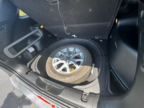 Used 2018 Jeep Cherokee Latitude Plus FWD image 17