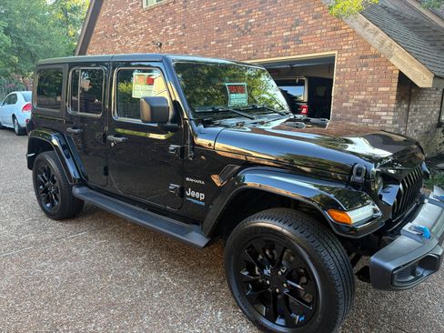 Used 2022 Jeep Wrangler Unlimited Sahara w/ Cold Weather Group AWD/4WD image 2