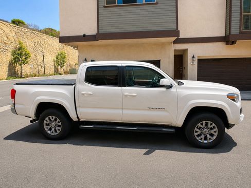 Used 2017 Toyota Tacoma SR5 RWD image 6