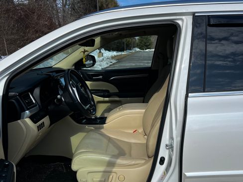 Used 2017 Toyota Highlander Limited Platinum AWD/4WD image 2
