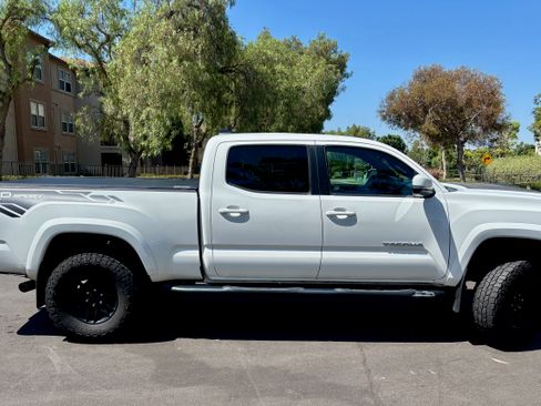 Used 2022 Toyota Tacoma TRD Sport w/ Technology Package RWD image 8