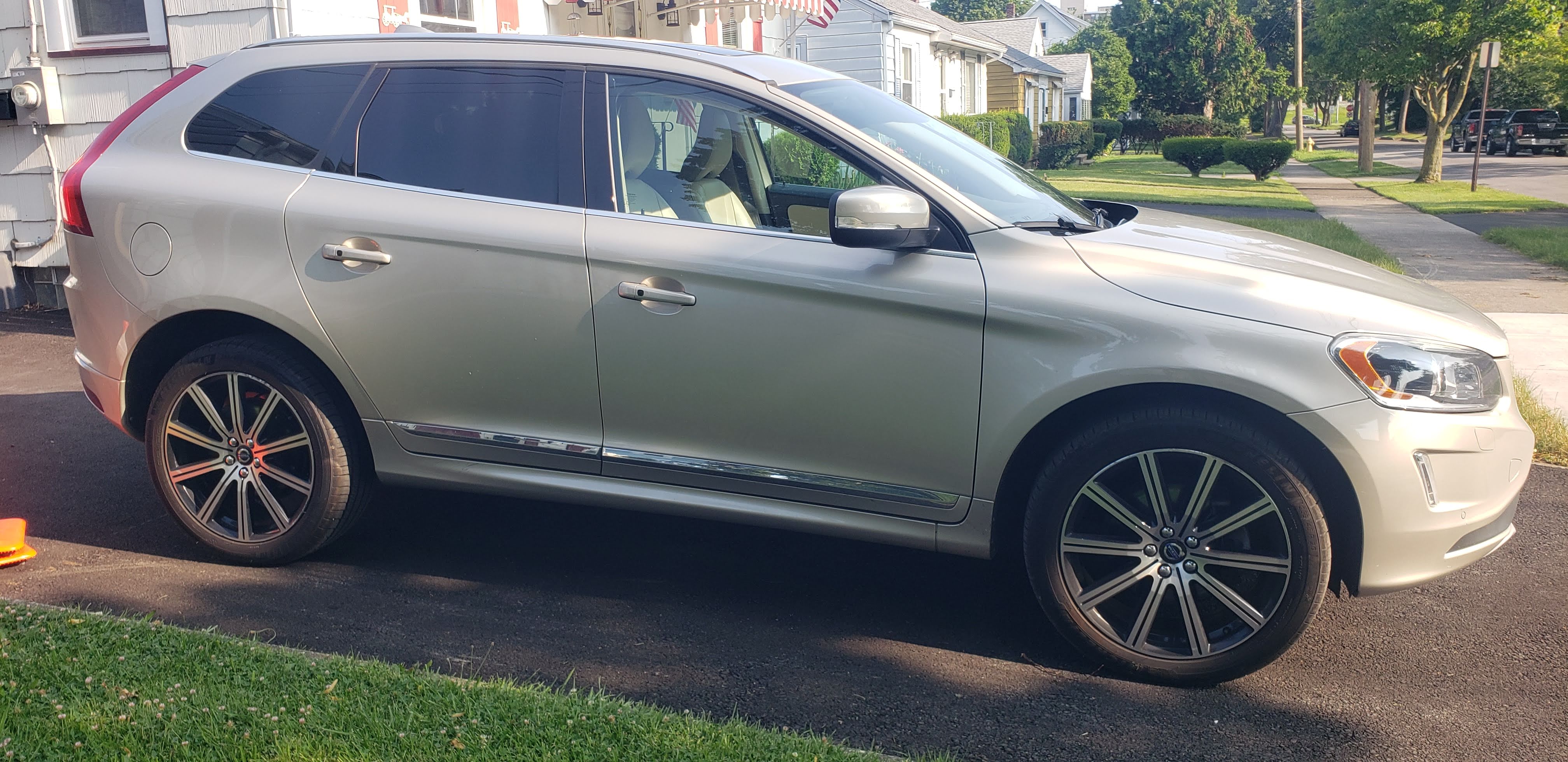 Used 2017 Volvo XC60 T6 Inscription w/ Advanced Package AWD/4WD image 4