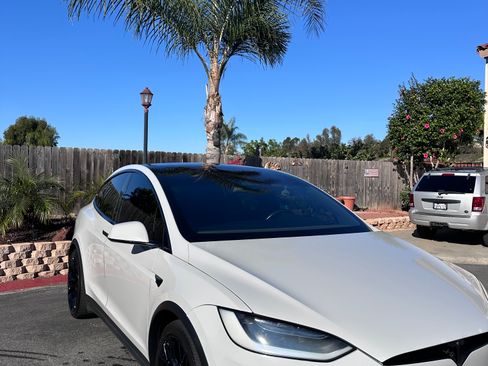 Used 2018 Tesla Model X 75D image 4