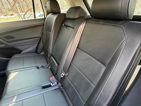 Used 2018 Volkswagen Tiguan SE image 2