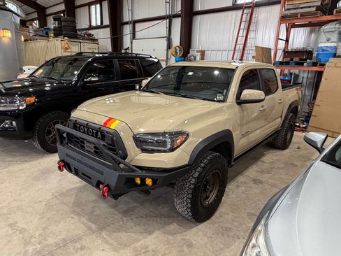 Used 2017 Toyota Tacoma TRD Off-Road image 14