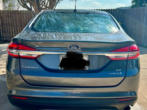 Used 2018 Ford Fusion SE image 2