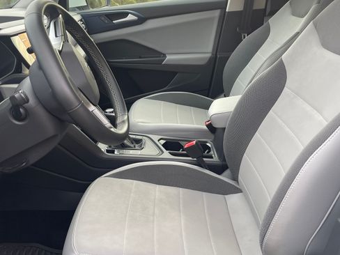 Used 2022 Volkswagen Taos SE image 4