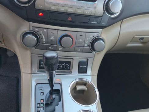 Used 2012 Toyota Highlander SE image 20