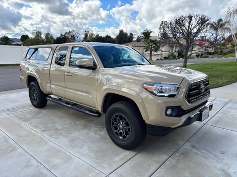 Used 2017 Toyota Tacoma SR5 image 2