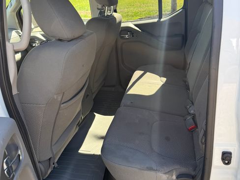 Used 2020 Nissan Frontier SV image 9