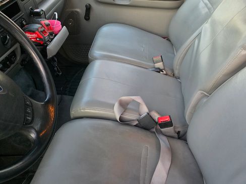 Used 2006 Ford F350 XLT image 2