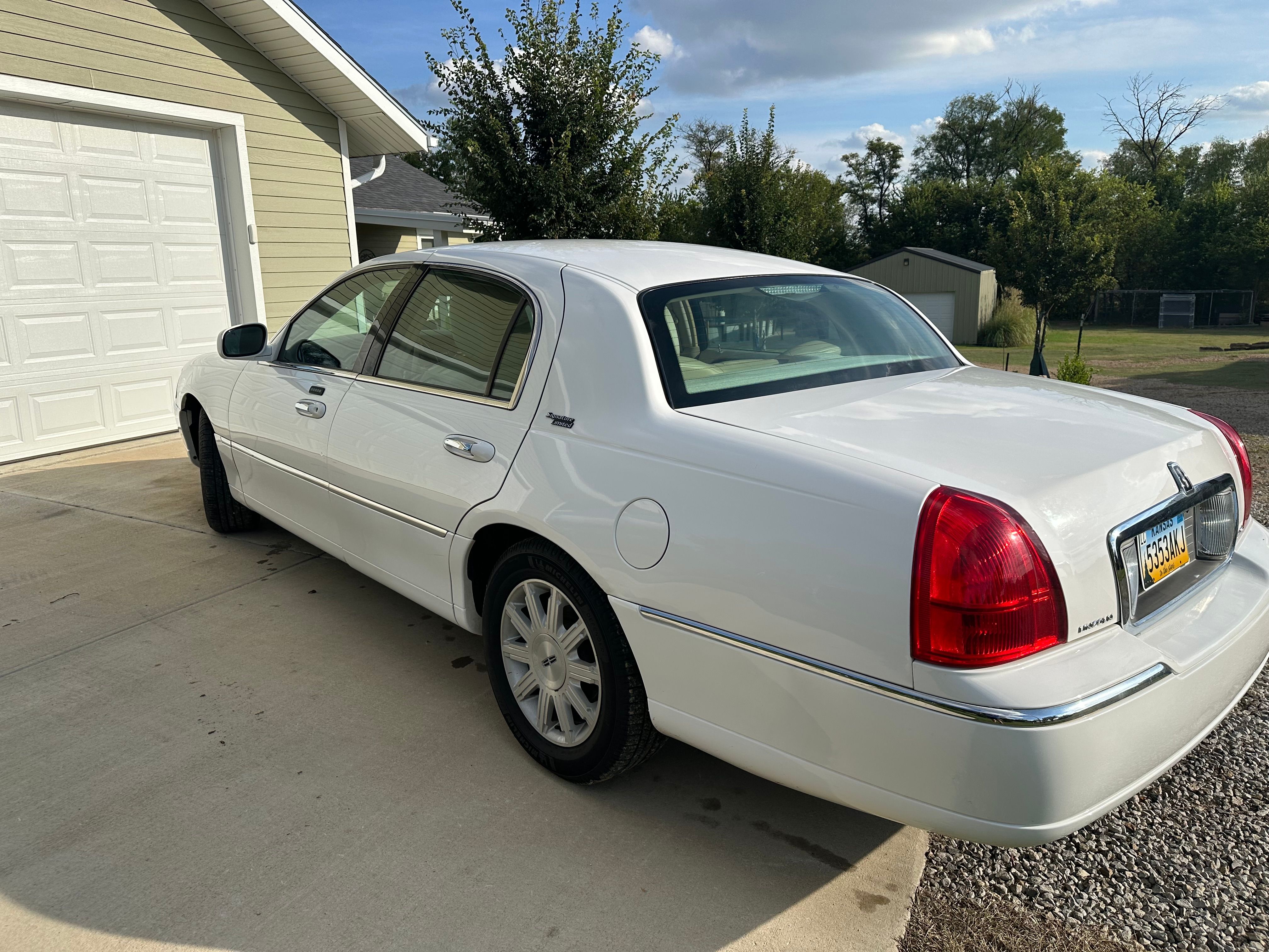 Used 2011 Lincoln Town Car Signature Limited RWD image 4