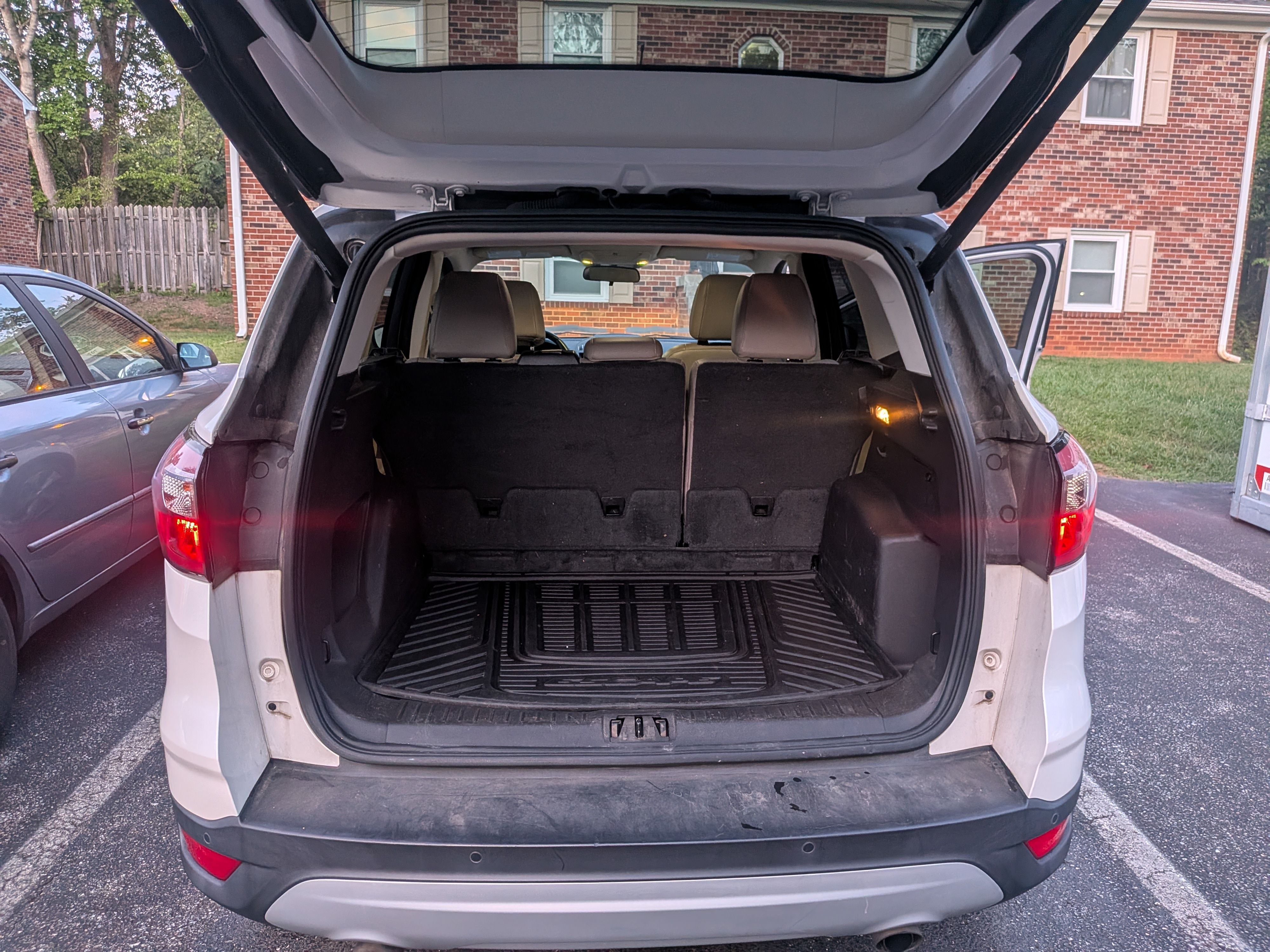 Used 2017 Ford Escape SE w/ SE Leather Comfort Package FWD image 6