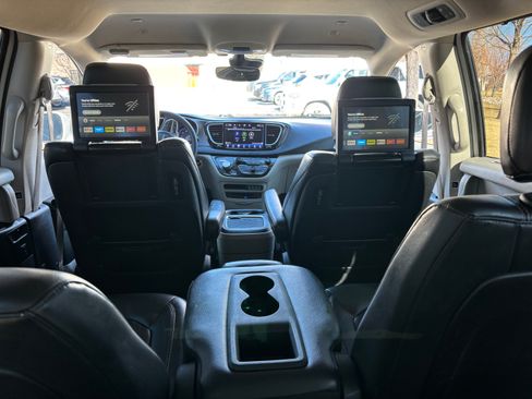 Used 2022 Chrysler Pacifica Touring-L w/ Uconnect Theater Family Group FWD image 11