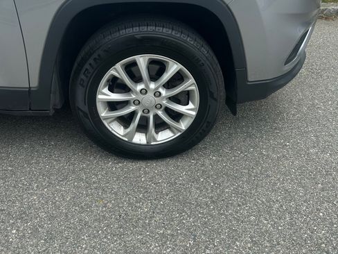 Used 2019 Jeep Cherokee Latitude w/ Popular Appearance Group AWD/4WD image 6