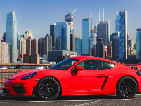 Used 2020 Porsche 718 Cayman GT4 RWD image 1