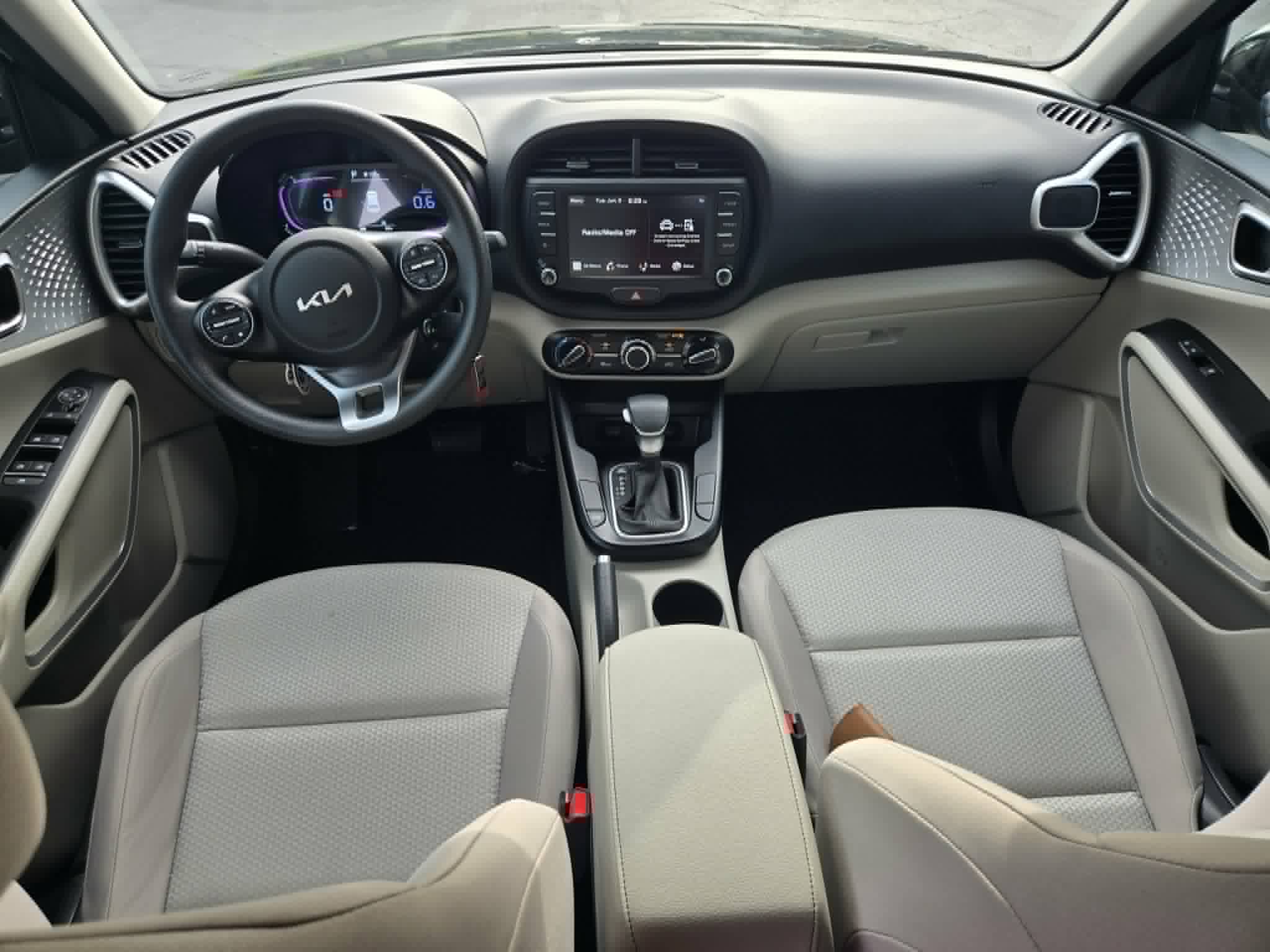 Used 2025 Kia Soul LX w/ LX Technology Package FWD image 8