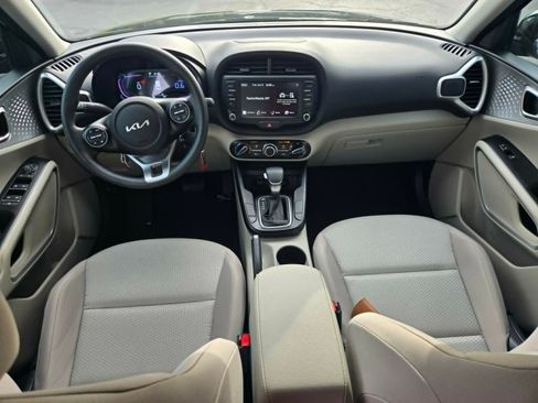 Used 2025 Kia Soul LX w/ LX Technology Package FWD image 8