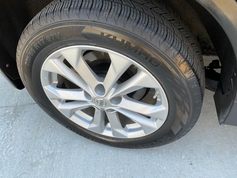 Used 2016 Nissan Rogue SV image 1