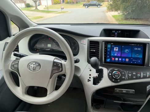 Used 2013 Toyota Sienna LE image 8