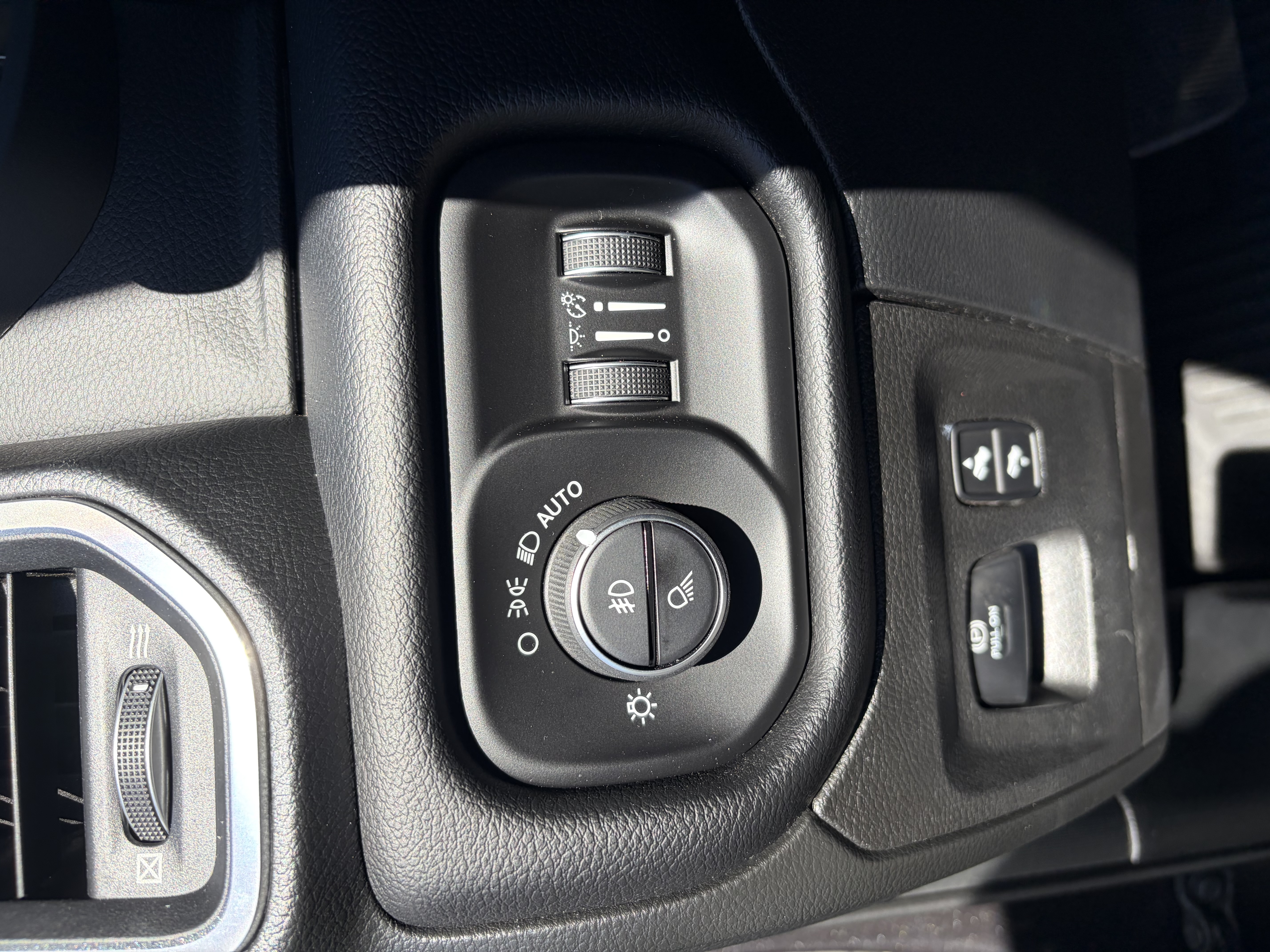 Used 2019 RAM 1500 Laramie AWD/4WD image 24