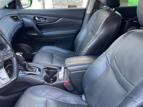 Used 2018 Nissan Rogue SV w/ Premium Package image 8