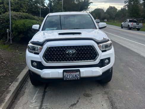 Used 2018 Toyota Tacoma TRD Sport image 5