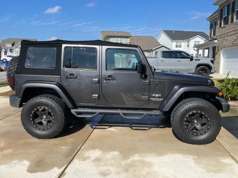 Used 2017 Jeep Wrangler Unlimited Sahara w/ Connectivity Group image 2