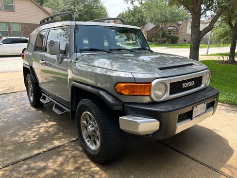 Used 2012 Toyota FJ Cruiser 4WD w/ Convenience Pkg image 2