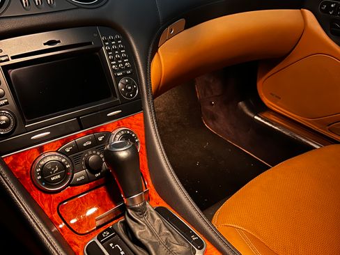 Used 2011 Mercedes-Benz SL 550 image 9