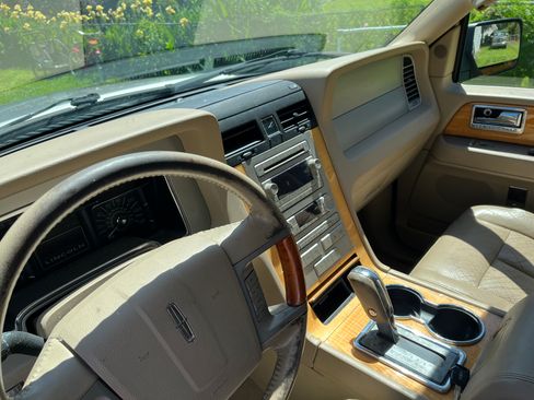 Used 2008 Lincoln Navigator 4WD image 6