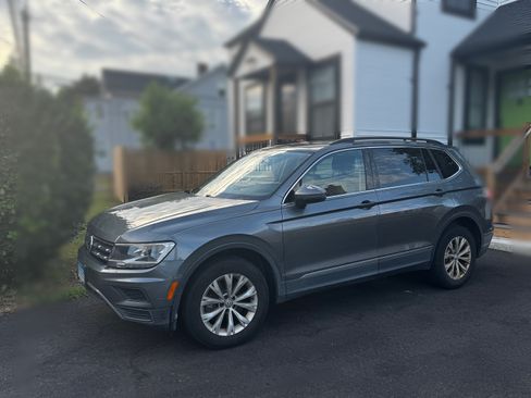 Used 2018 Volkswagen Tiguan SE w/ Panoramic Sunroof Package AWD/4WD image 2