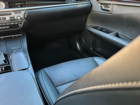 Used 2016 Lexus ES 350 w/ Navigation System Package FWD image 16