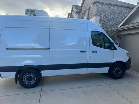 Used 2021 Mercedes-Benz Sprinter 2500 image 6