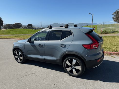 Used 2020 Volvo XC40 T5 Momentum w/ Premium Package image 4