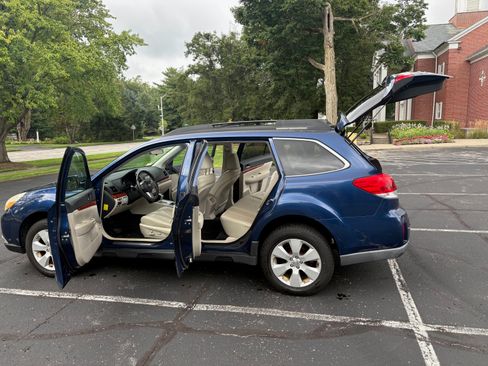 Used 2011 Subaru Outback 2.5i Limited AWD/4WD image 11