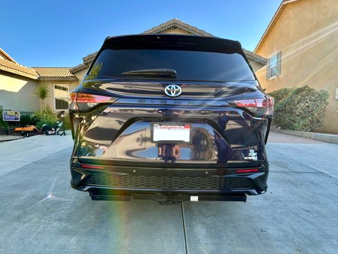Used 2021 Toyota Sienna XSE image 4