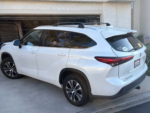 Used 2020 Toyota Highlander XLE AWD/4WD image 9