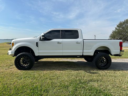 Used 2017 Ford F250 XLT w/ XLT Premium Package image 5