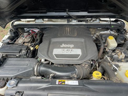 Used 2013 Jeep Wrangler Unlimited Rubicon w/ Connectivity Group image 19