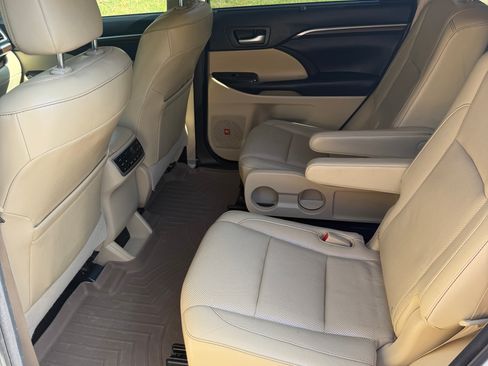 Used 2014 Toyota Highlander Limited Platinum AWD/4WD image 10