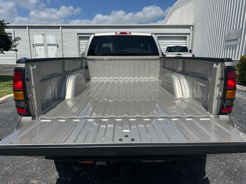 Used 2004 GMC Sierra 3500 SLT w/ Heavy-Duty Power Package image 10