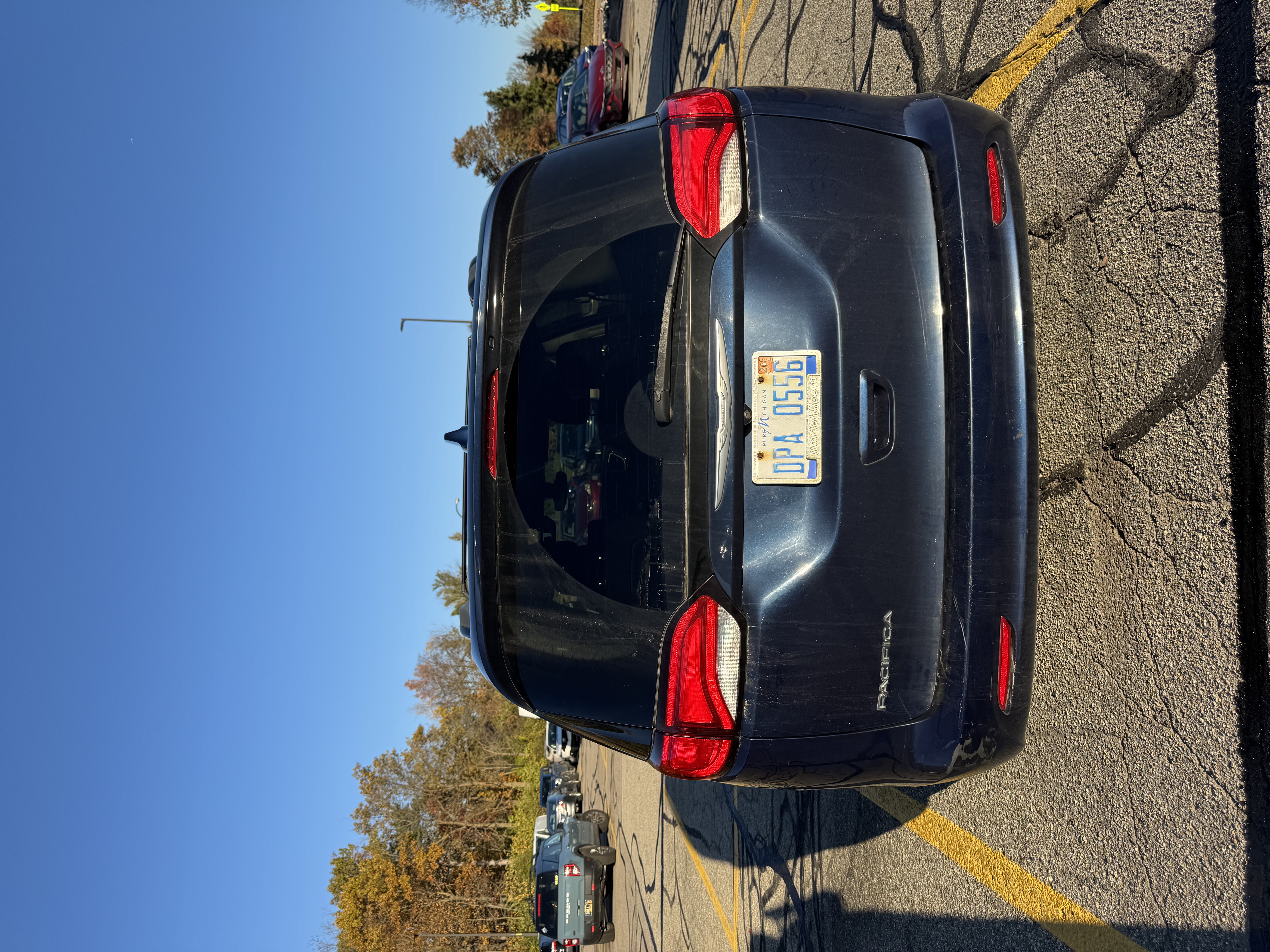 Used 2017 Chrysler Pacifica Touring FWD image 2
