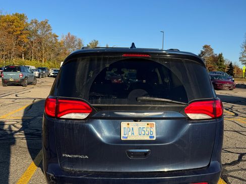 Used 2017 Chrysler Pacifica Touring image 2