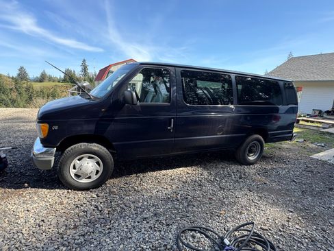 Used 1999 Ford E-350 and Econoline 350 Club Wagon RWD image 2