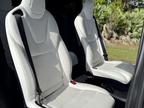 Used 2022 Tesla Model X Plaid image 13